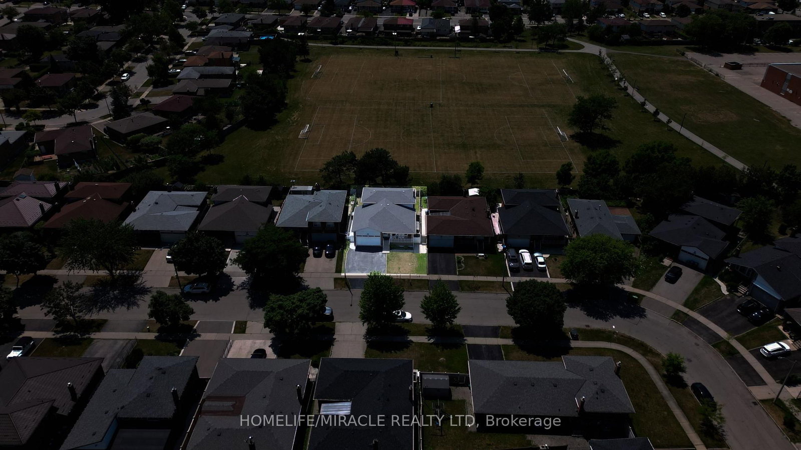 Detached House sold at 7568 Middleshire Drive, Mississauga, Ontario, L4T 3S2 - Malton - MLS: W12520752