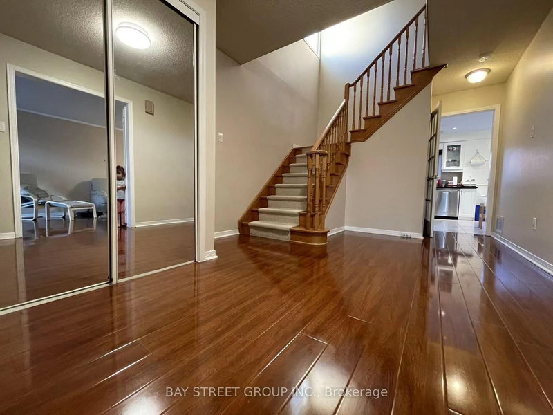 4255 Wakefield Cres, Mississauga, L5C 4M5 | Image 2