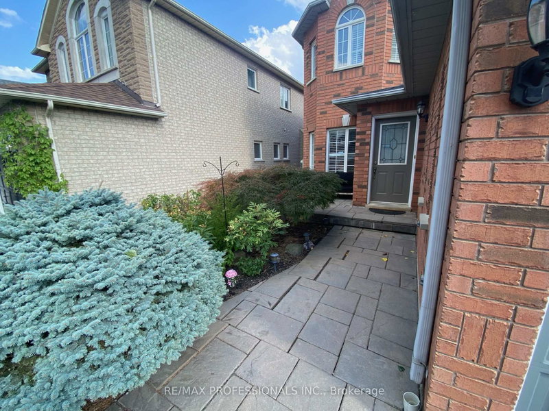 7153 Waldorf Way, Mississauga, L5N 7R3 | Image 2