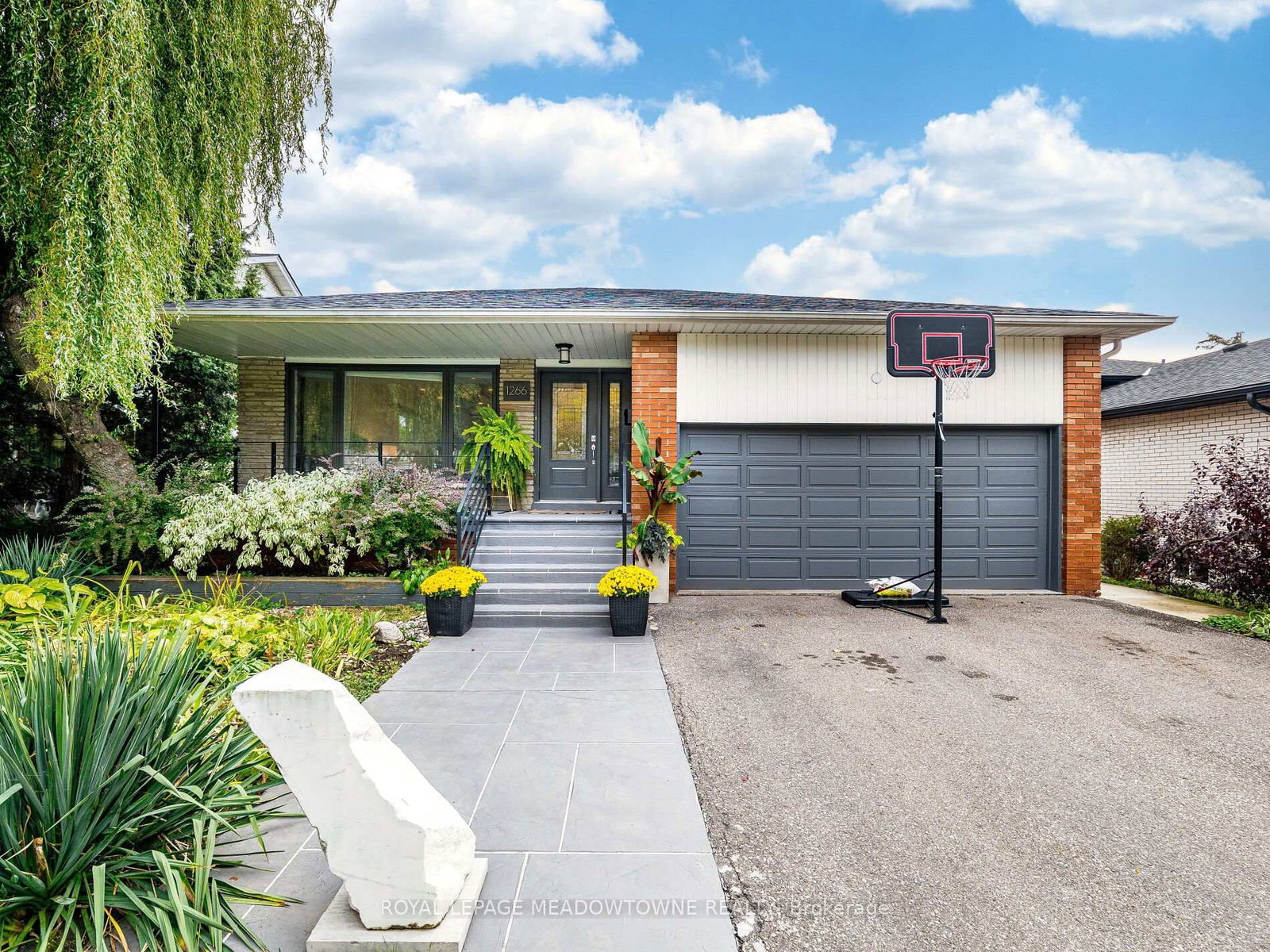 Detached House sold at 1266 Winding Trail, Mississauga, Ontario, L4Y 2T7 - Applewood - MLS: W12532906