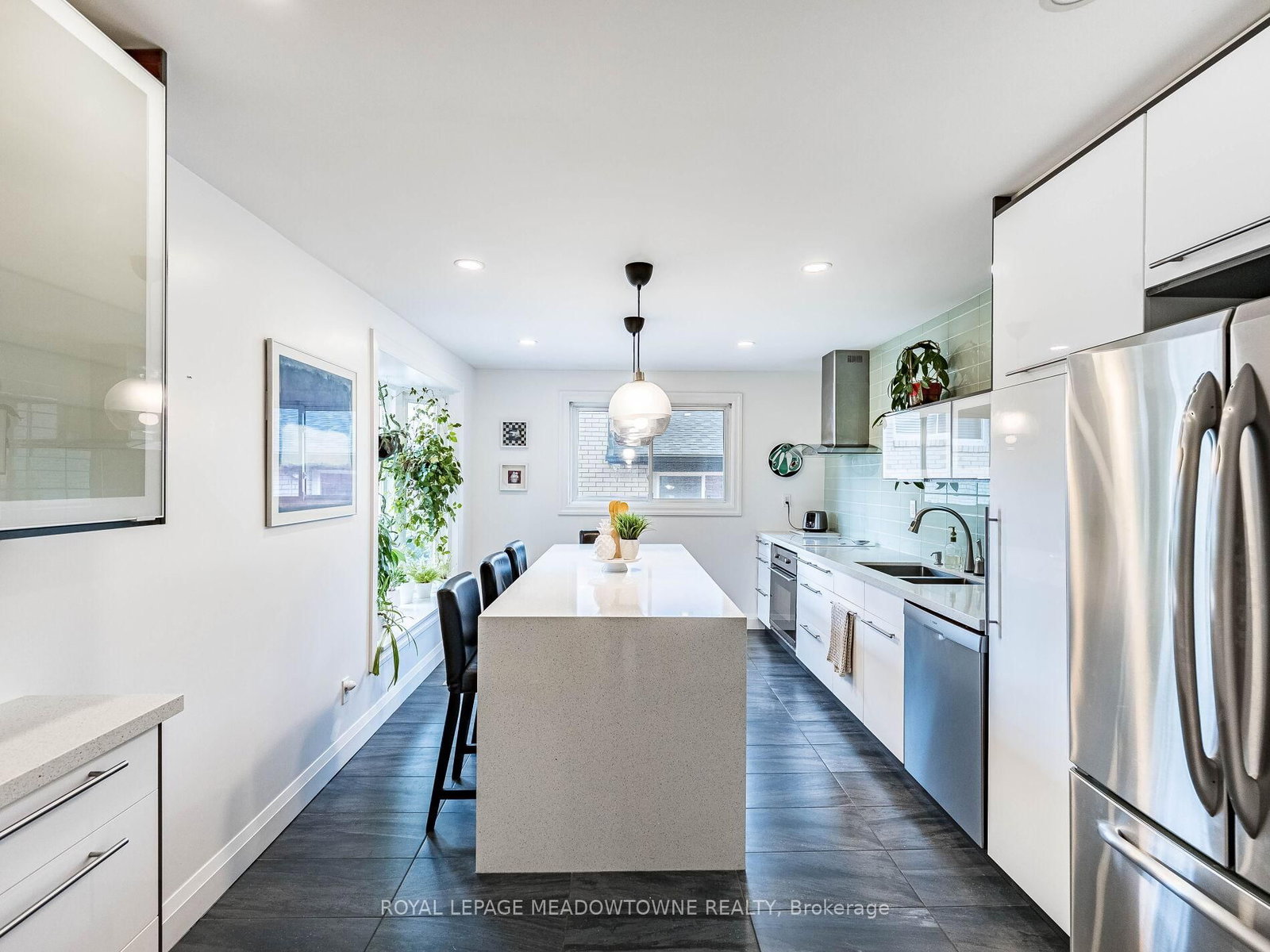 Detached House sold at 1266 Winding Trail, Mississauga, Ontario, L4Y 2T7 - Applewood - MLS: W12532906