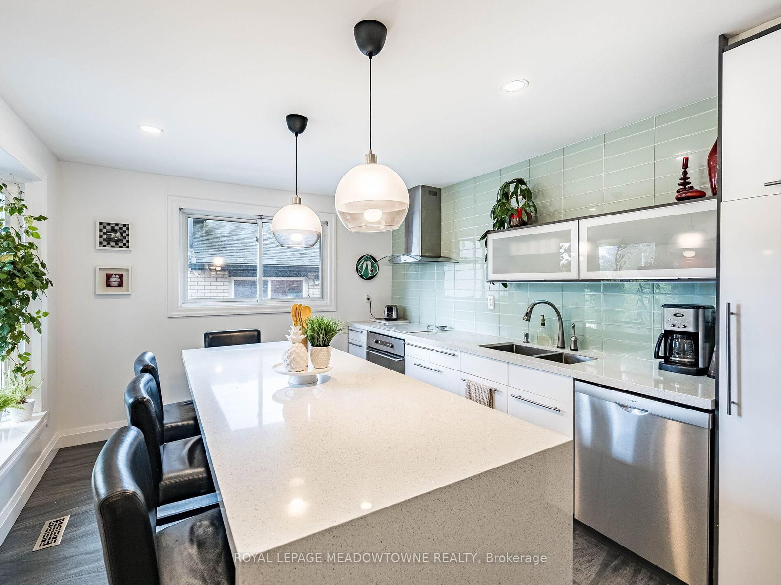 Detached House sold at 1266 Winding Trail, Mississauga, Ontario, L4Y 2T7 - Applewood - MLS: W12532906