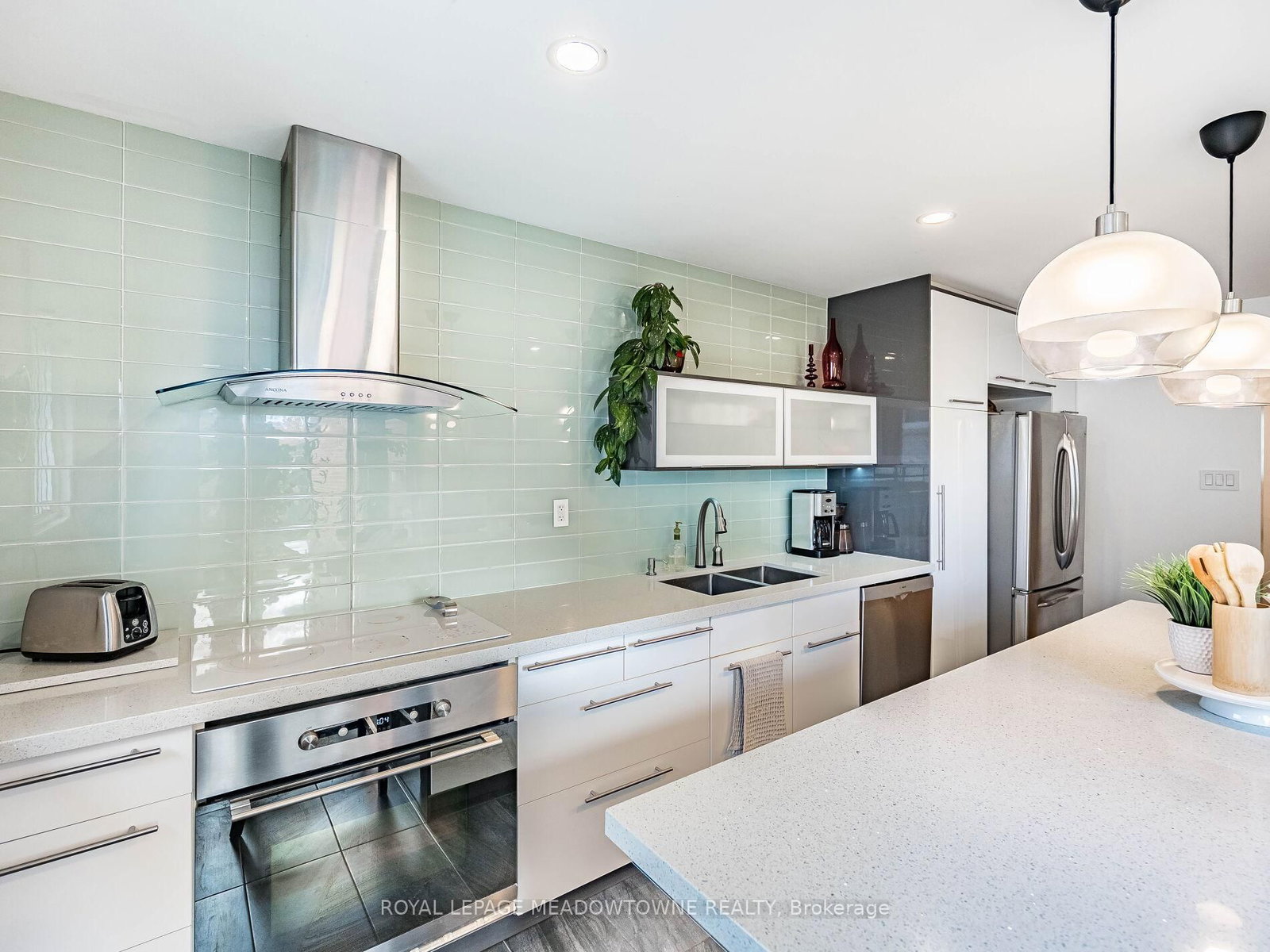 Detached House sold at 1266 Winding Trail, Mississauga, Ontario, L4Y 2T7 - Applewood - MLS: W12532906