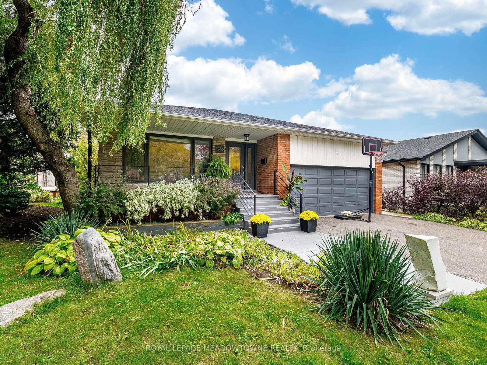 Detached House sold at 1266 Winding Trail, Mississauga, Ontario, L4Y 2T7 - Applewood - MLS: W12532906