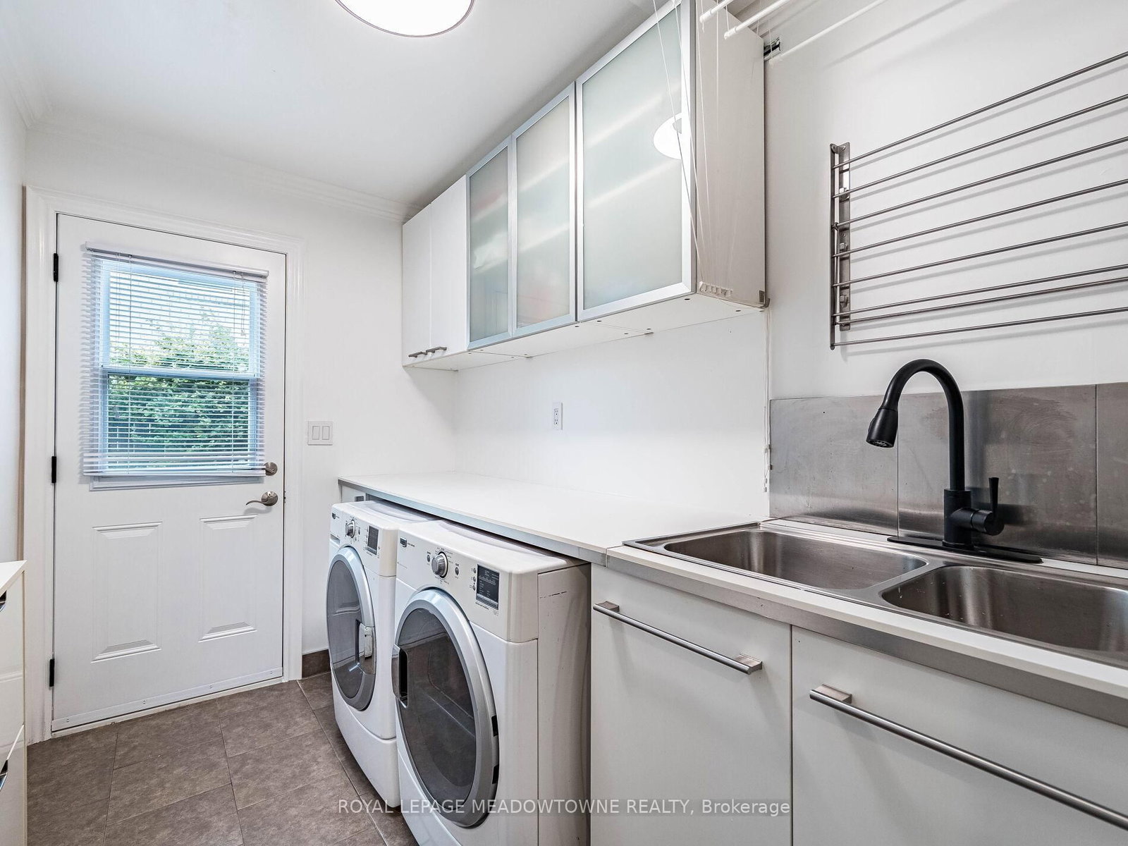 Detached House sold at 1266 Winding Trail, Mississauga, Ontario, L4Y 2T7 - Applewood - MLS: W12532906