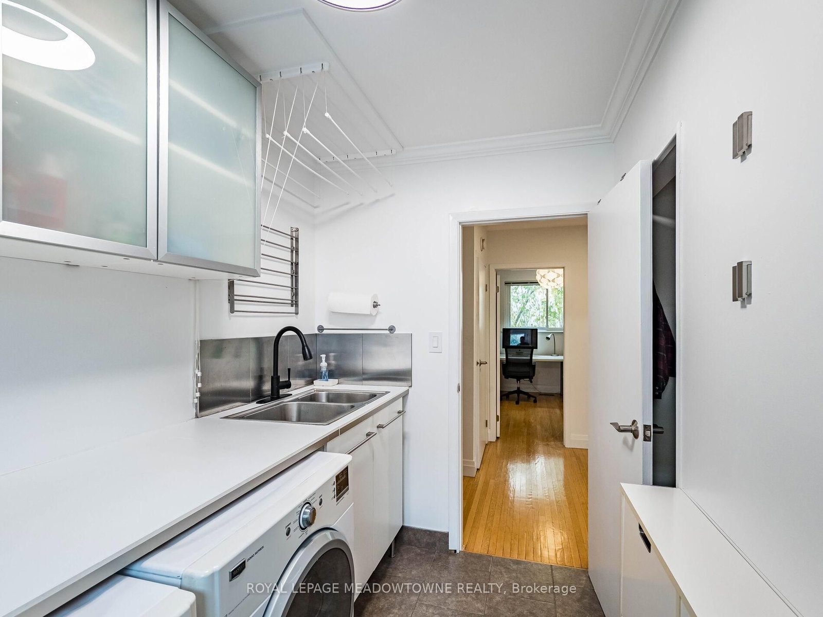 Detached House sold at 1266 Winding Trail, Mississauga, Ontario, L4Y 2T7 - Applewood - MLS: W12532906