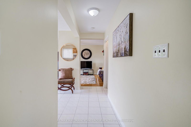 9 Bur Oak Way, Toronto, M3L 2G3 | Image 2