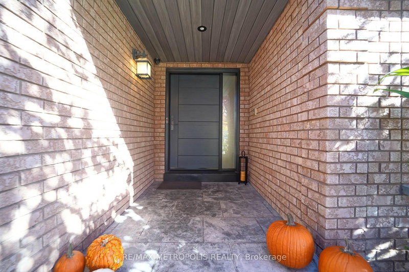 4392 Grassland Cres, Mississauga, L5V 1E2 | Image 2