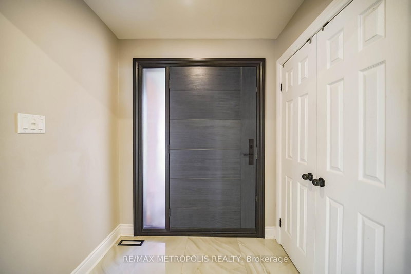 4392 Grassland Cres, Mississauga, L5V 1E2 | Image 3