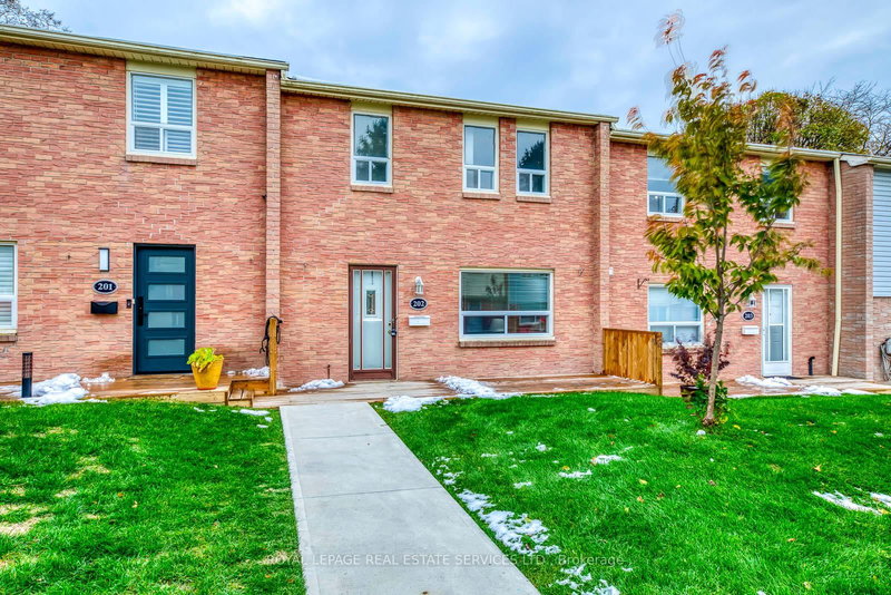 202 - 1055 Shawnmarr Rd, Mississauga, L5H 3V2 | Image 2