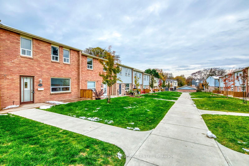 202 - 1055 Shawnmarr Rd, Mississauga, L5H 3V2 | Image 3