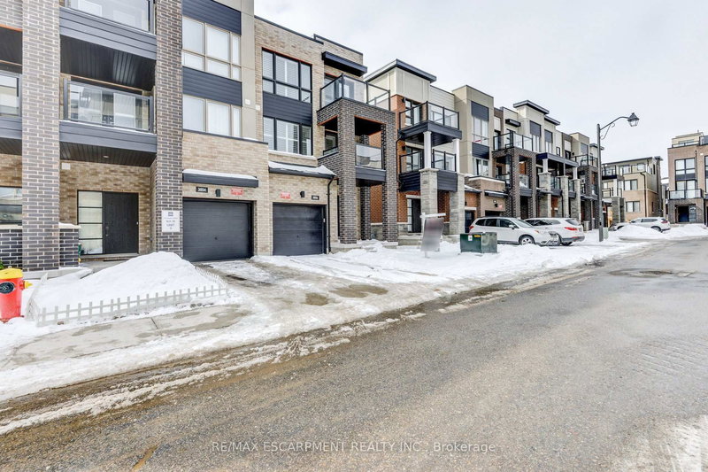 3056 Cascade Common Crt, Oakville, L6H 0R7 | Image 2