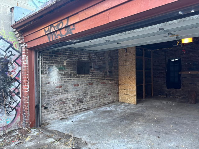 2257 Dundas Street W