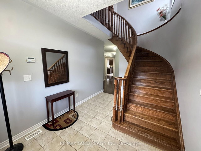 84 Summitgreen Crescent