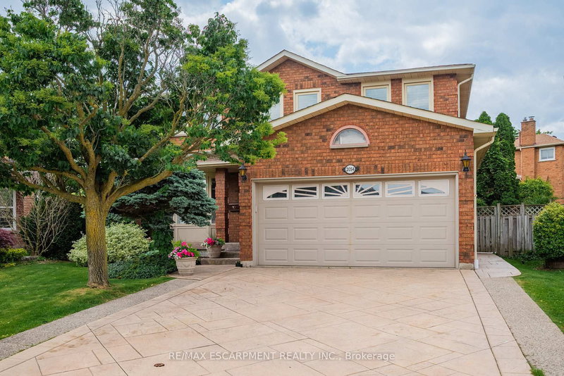 2054 Teeside Crt, Mississauga, L5M 3E5 | Image 2