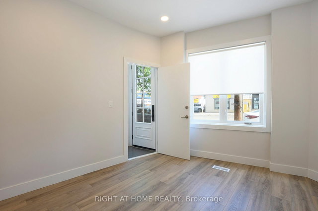 1995 Dundas Street W