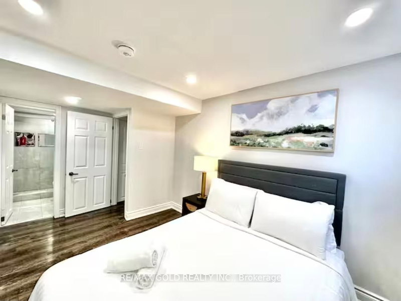 Lower - 1749 Wembury Rd, Mississauga, L5J 4G4 | Image 3