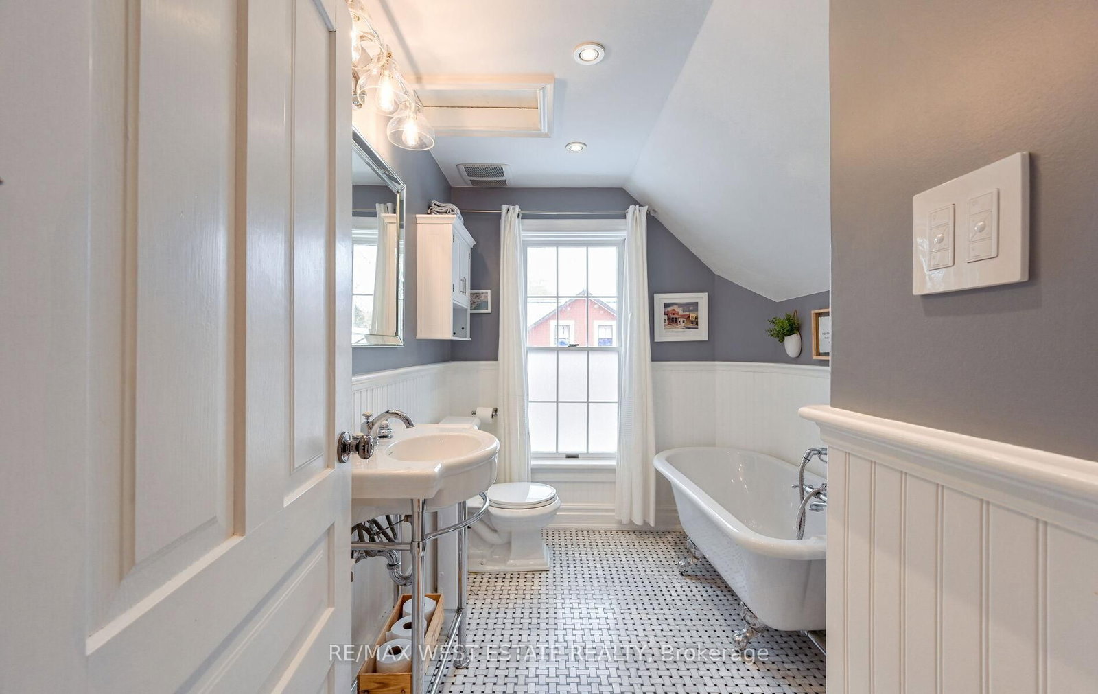 Detached House for sale at 122 King Street, Caledon, Ontario, L7E 3G2 - Bolton East - MLS: W12559970