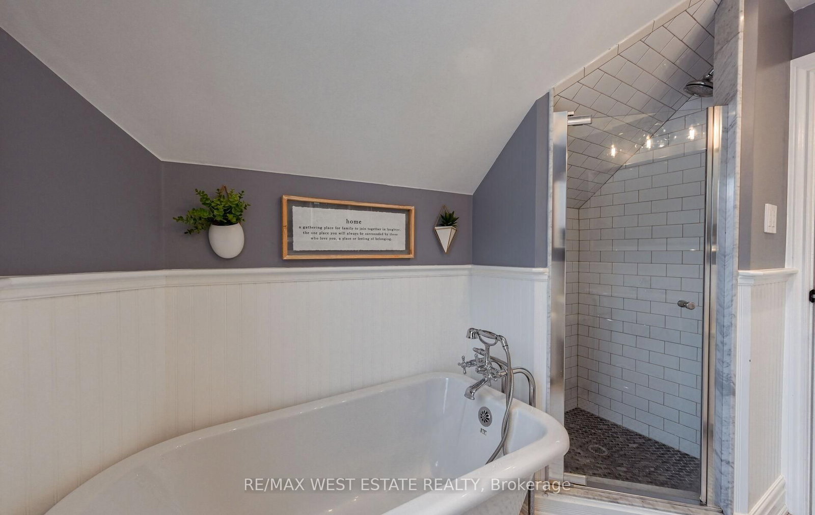 Detached House for sale at 122 King Street, Caledon, Ontario, L7E 3G2 - Bolton East - MLS: W12559970