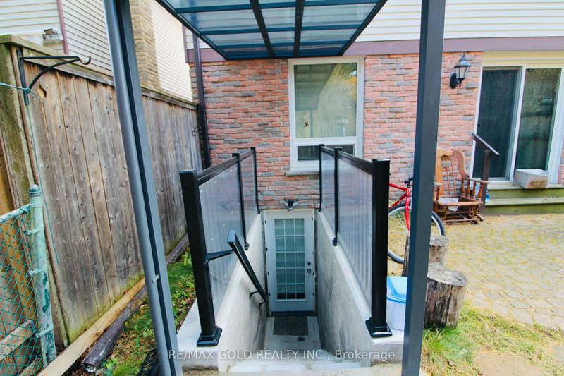 100 rawling Cres, Brampton, L6Z 1N8 | Image 3