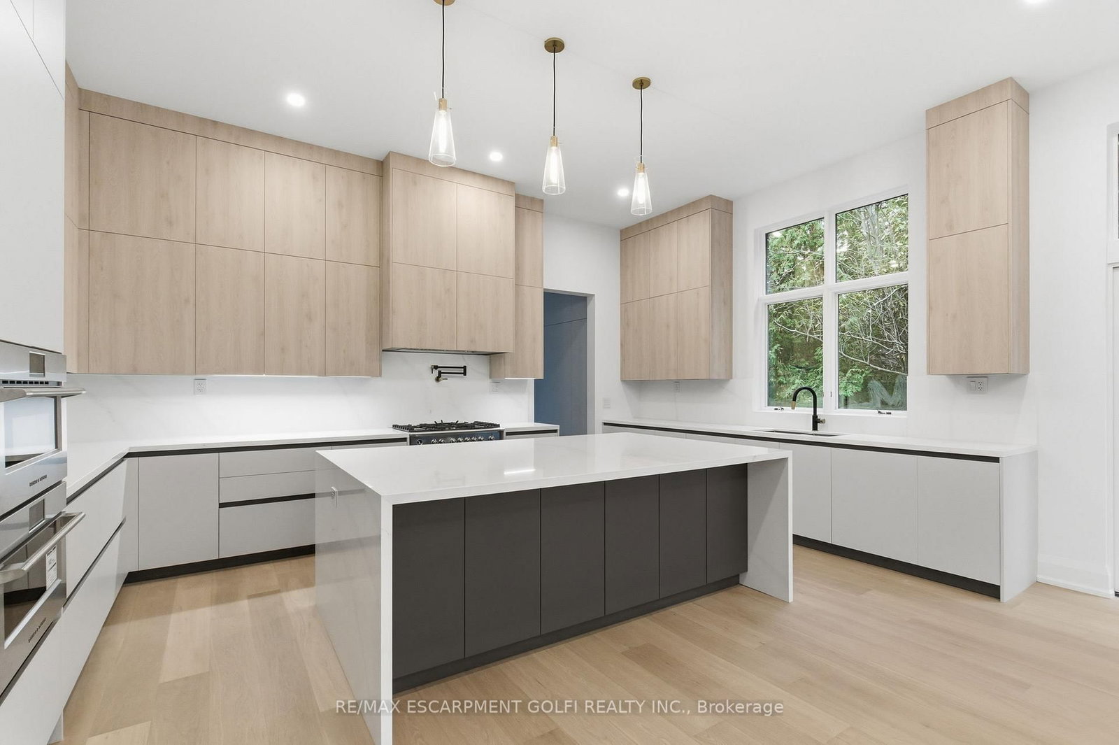 Detached House for sale at 135 Secord Lane, Burlington, Ontario, L7L 2H6 - Shoreacres - MLS: W12566030