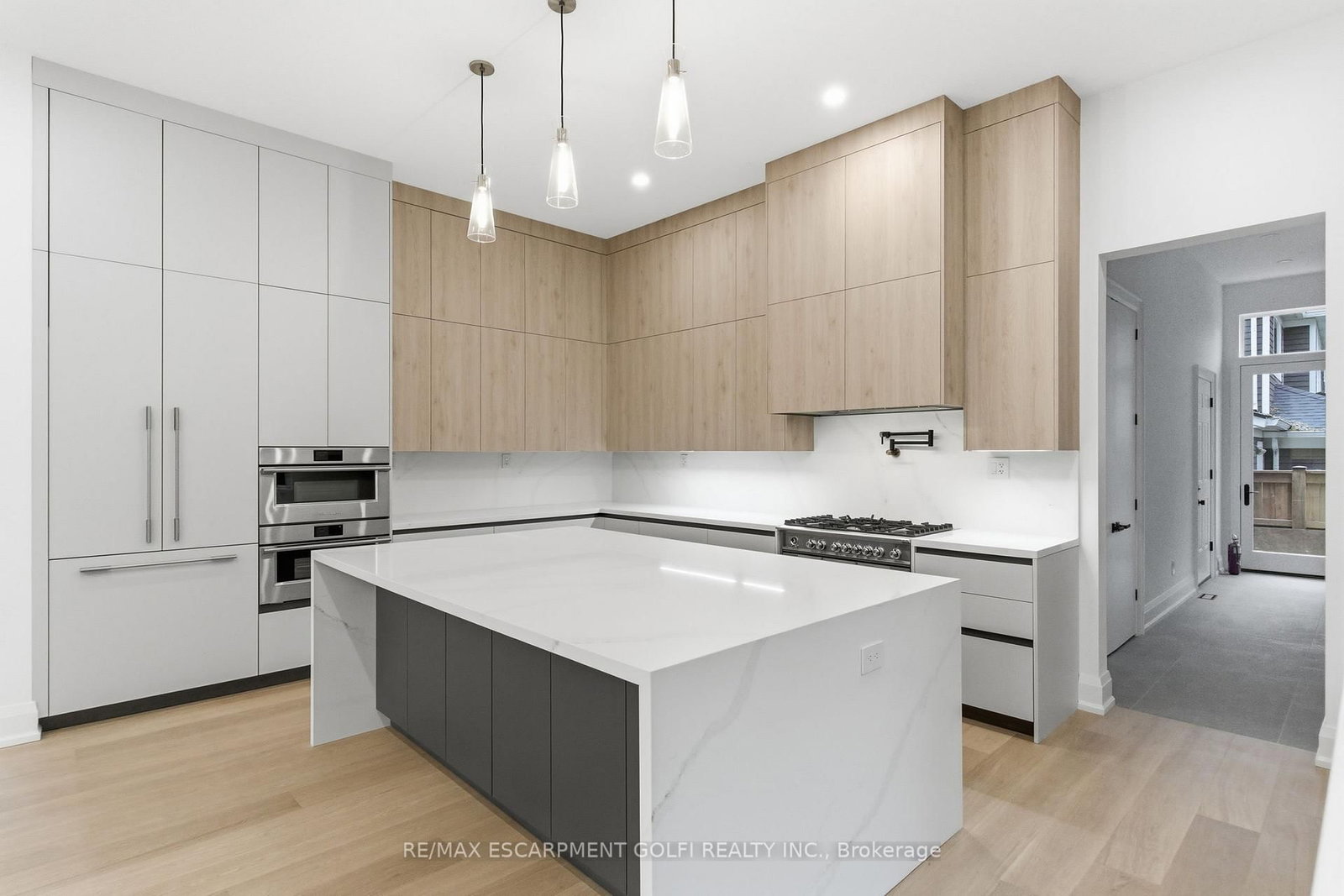 Detached House for sale at 135 Secord Lane, Burlington, Ontario, L7L 2H6 - Shoreacres - MLS: W12566030