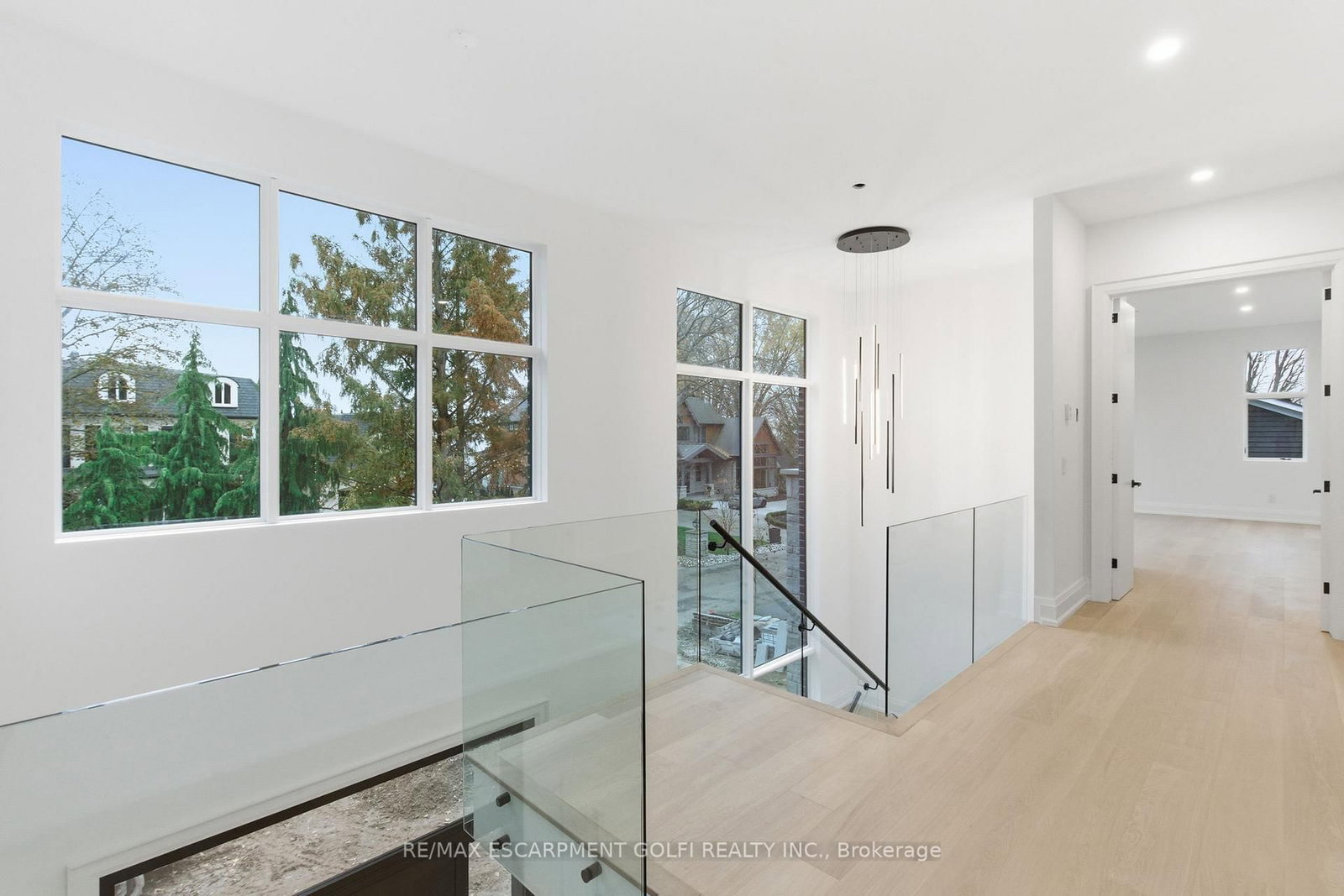 Detached House for sale at 135 Secord Lane, Burlington, Ontario, L7L 2H6 - Shoreacres - MLS: W12566030