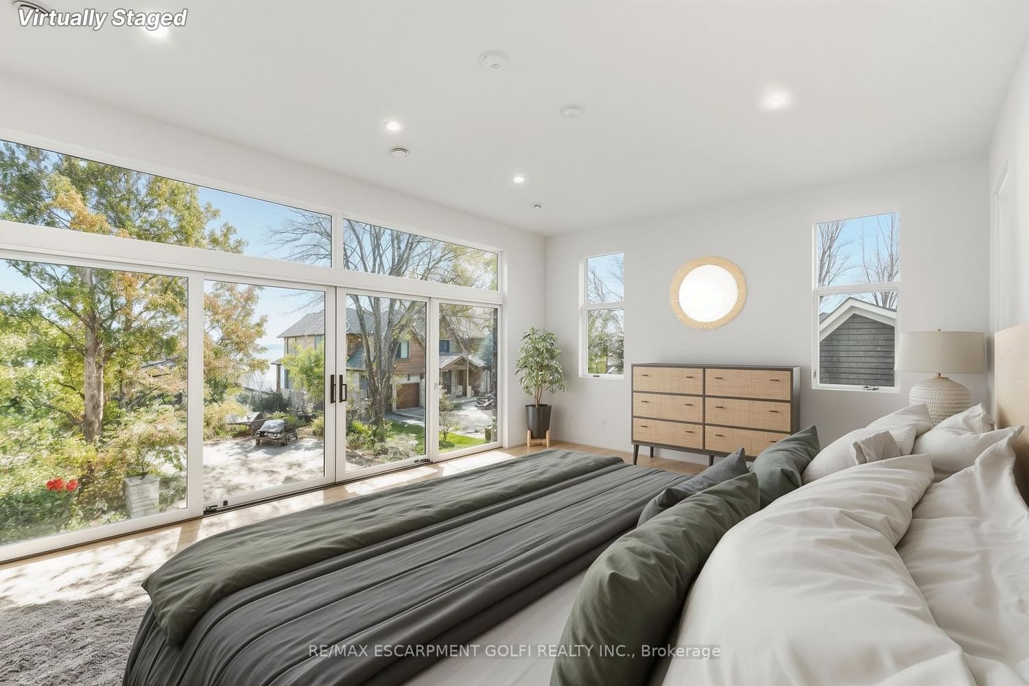 Detached House for sale at 135 Secord Lane, Burlington, Ontario, L7L 2H6 - Shoreacres - MLS: W12566030