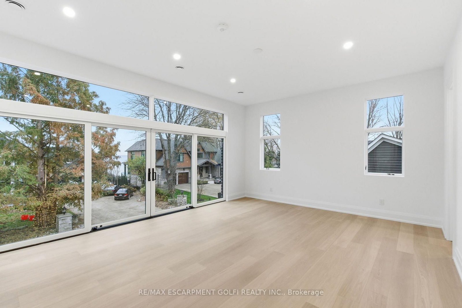 Detached House for sale at 135 Secord Lane, Burlington, Ontario, L7L 2H6 - Shoreacres - MLS: W12566030