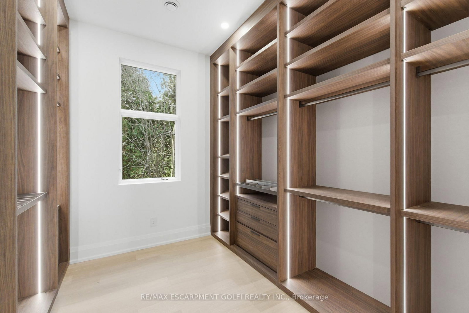 Detached House for sale at 135 Secord Lane, Burlington, Ontario, L7L 2H6 - Shoreacres - MLS: W12566030