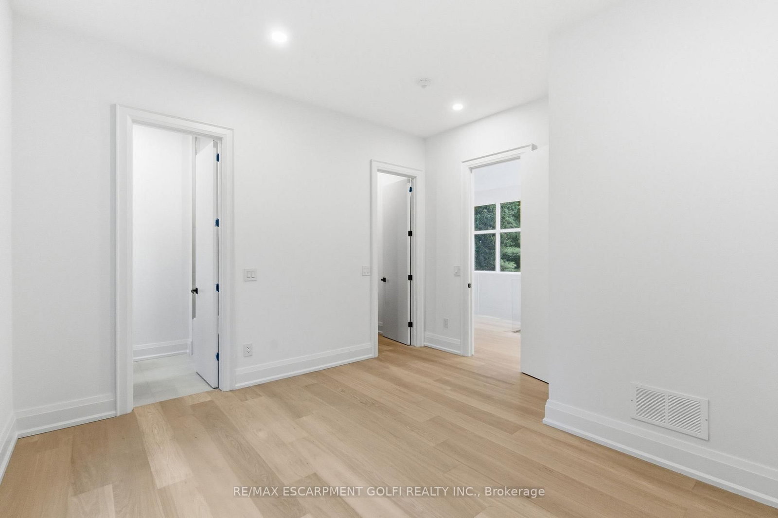 Detached House for sale at 135 Secord Lane, Burlington, Ontario, L7L 2H6 - Shoreacres - MLS: W12566030