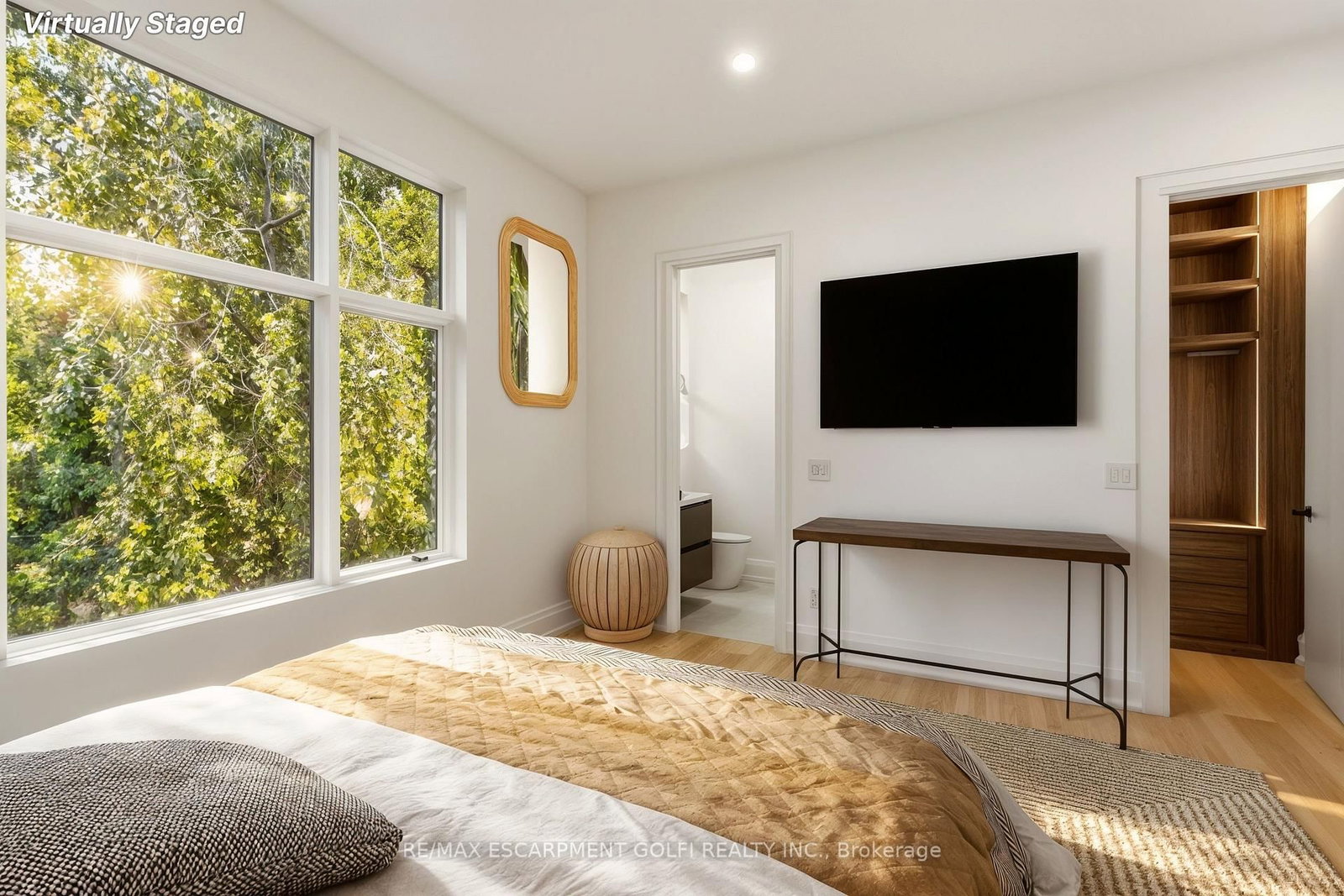 Detached House for sale at 135 Secord Lane, Burlington, Ontario, L7L 2H6 - Shoreacres - MLS: W12566030