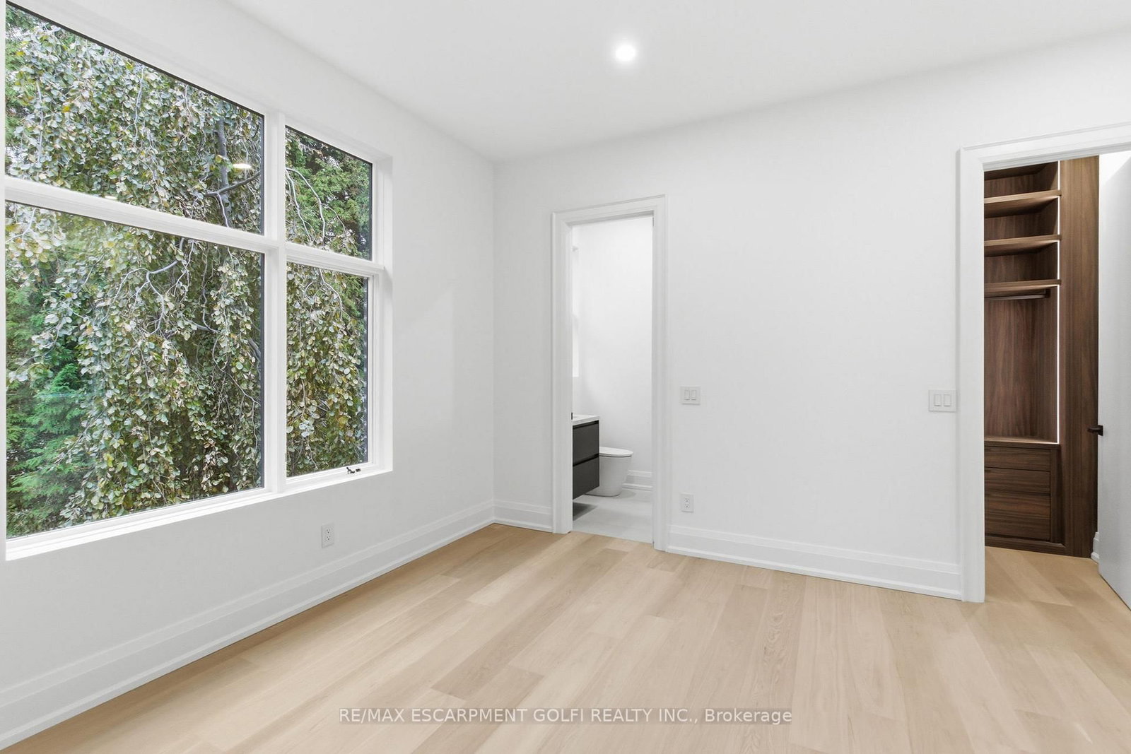 Detached House for sale at 135 Secord Lane, Burlington, Ontario, L7L 2H6 - Shoreacres - MLS: W12566030