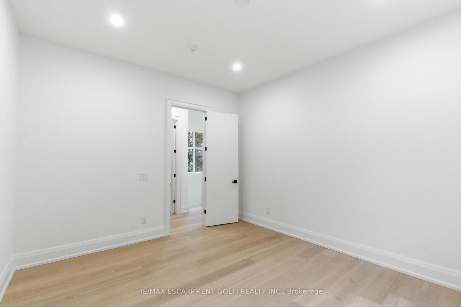 Detached House for sale at 135 Secord Lane, Burlington, Ontario, L7L 2H6 - Shoreacres - MLS: W12566030