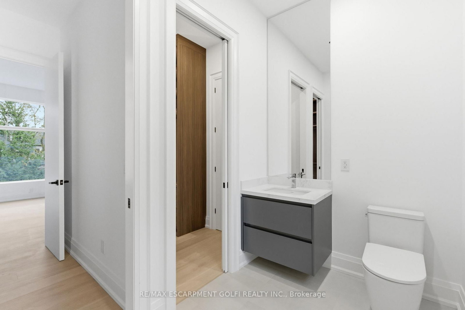 Detached House for sale at 135 Secord Lane, Burlington, Ontario, L7L 2H6 - Shoreacres - MLS: W12566030