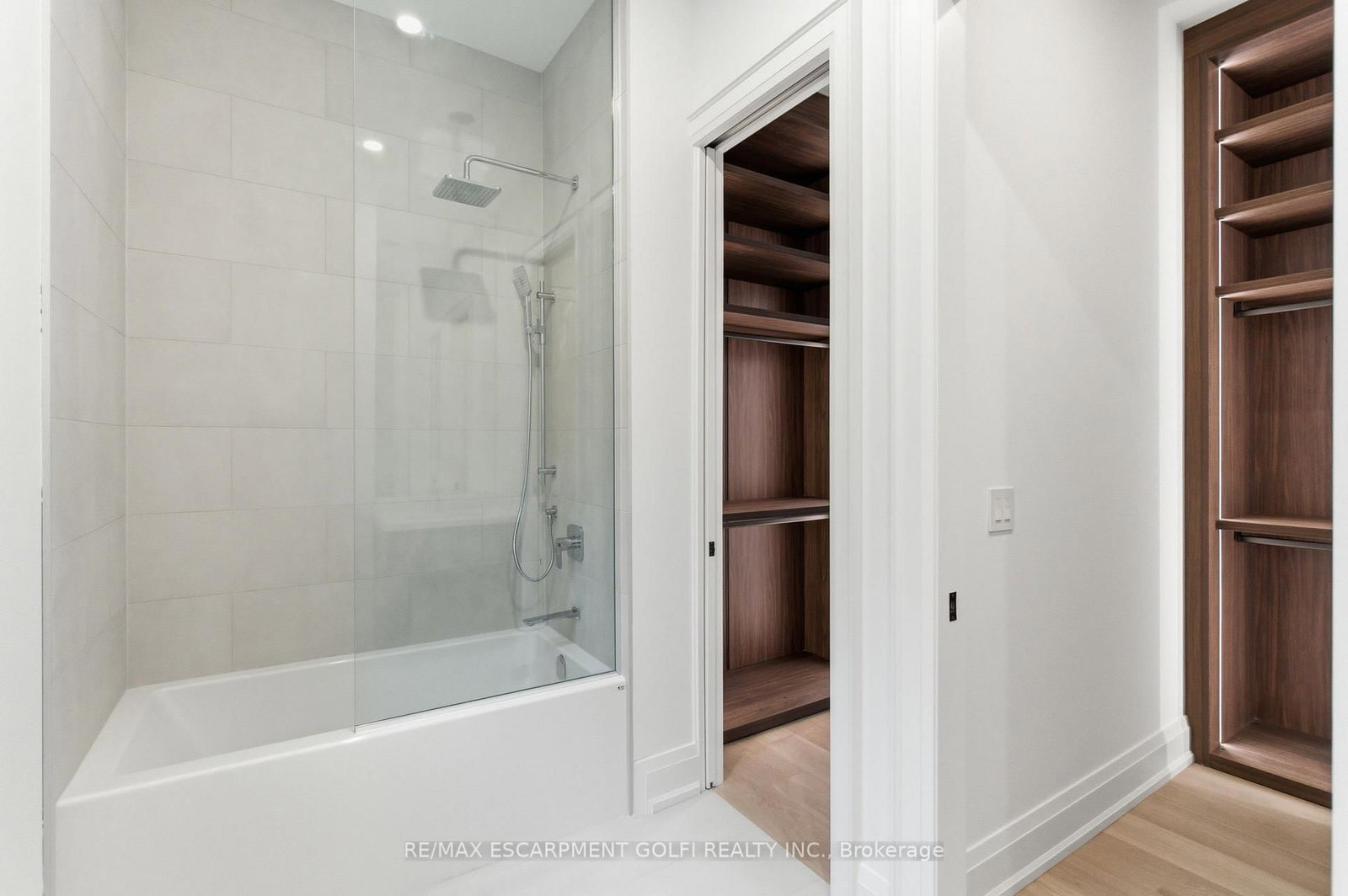 Detached House for sale at 135 Secord Lane, Burlington, Ontario, L7L 2H6 - Shoreacres - MLS: W12566030