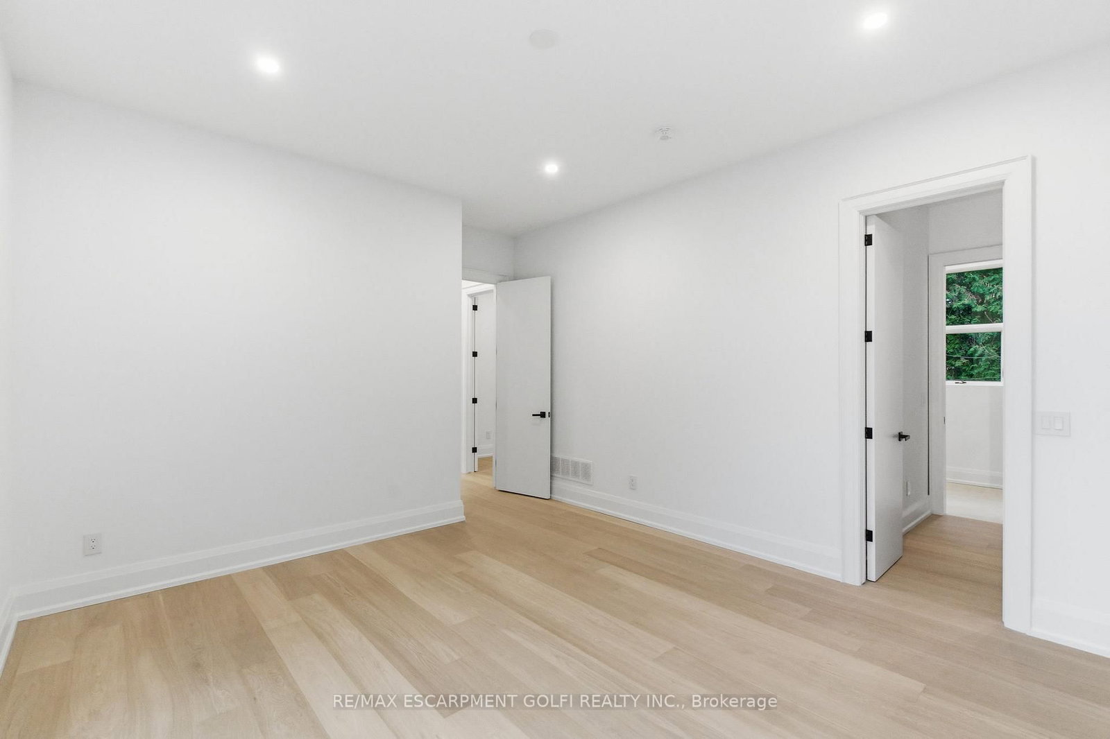 Detached House for sale at 135 Secord Lane, Burlington, Ontario, L7L 2H6 - Shoreacres - MLS: W12566030