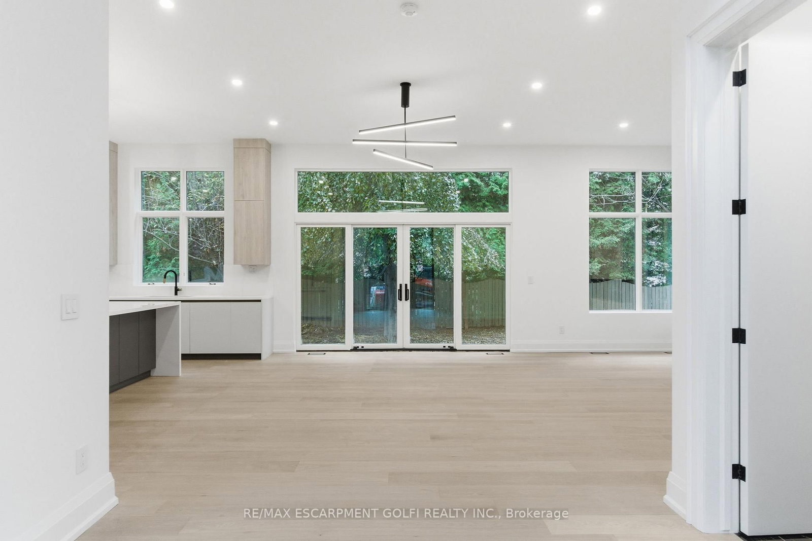 Detached House for sale at 135 Secord Lane, Burlington, Ontario, L7L 2H6 - Shoreacres - MLS: W12566030