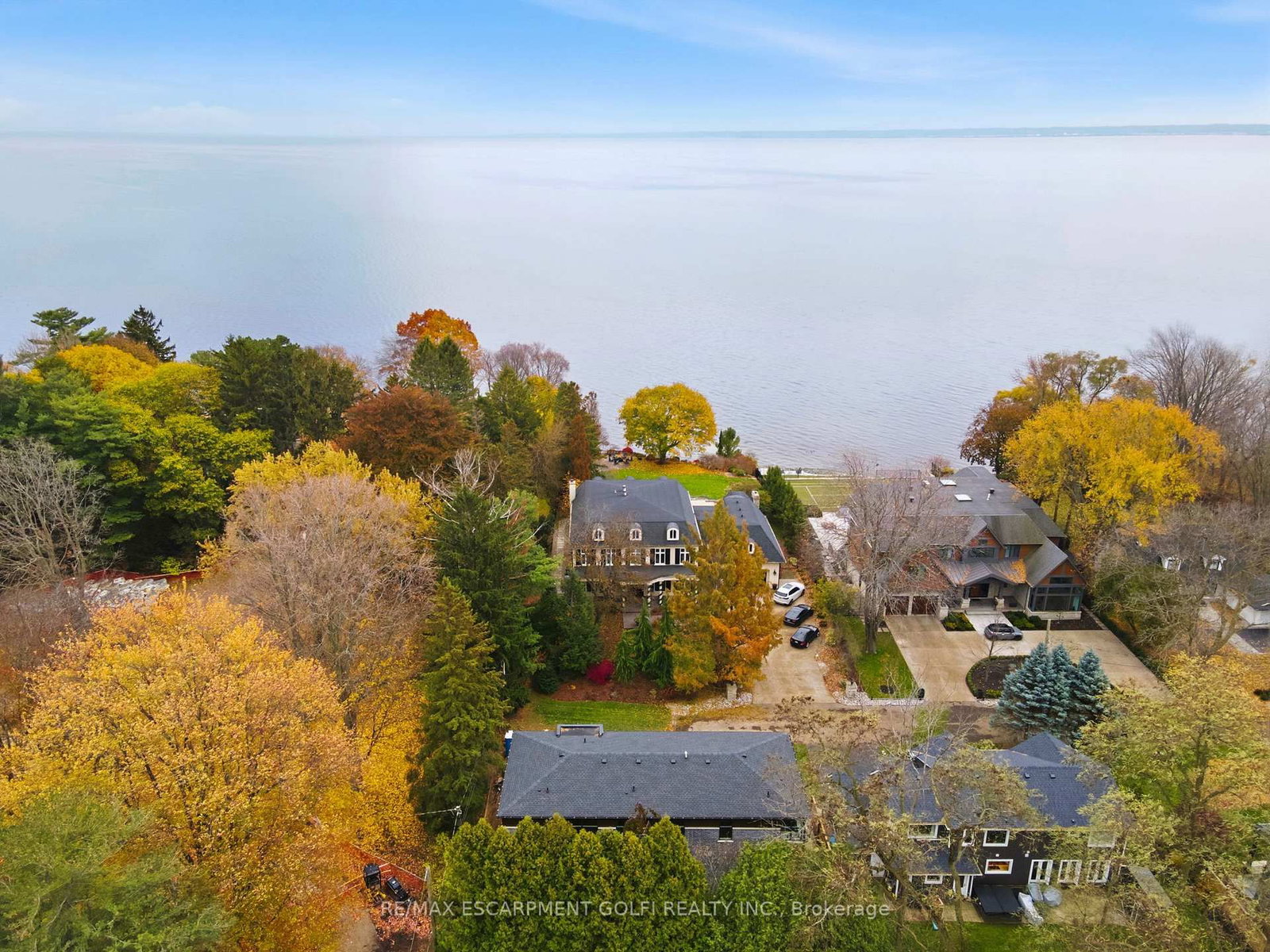 Detached House for sale at 135 Secord Lane, Burlington, Ontario, L7L 2H6 - Shoreacres - MLS: W12566030