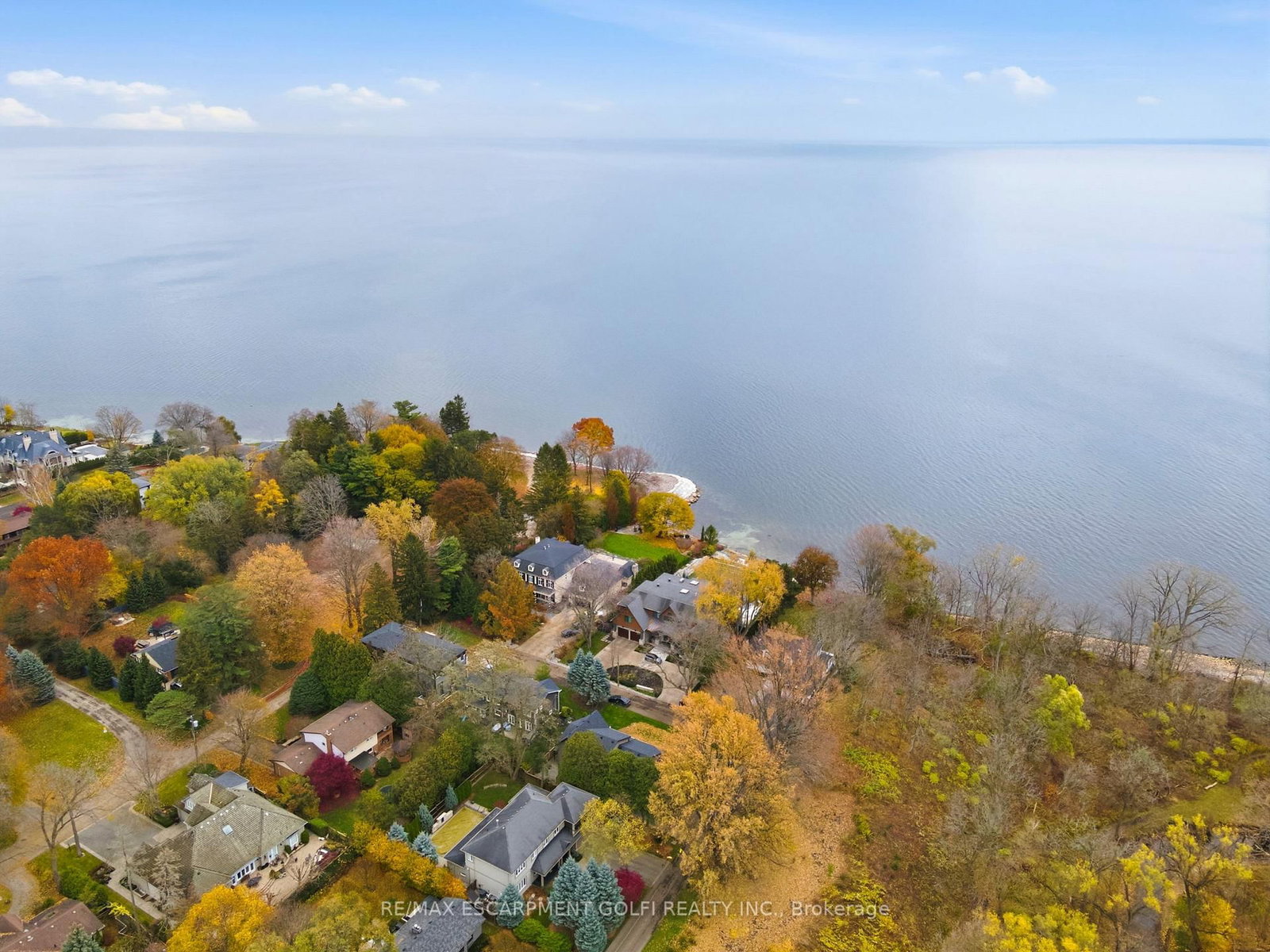 Detached House for sale at 135 Secord Lane, Burlington, Ontario, L7L 2H6 - Shoreacres - MLS: W12566030