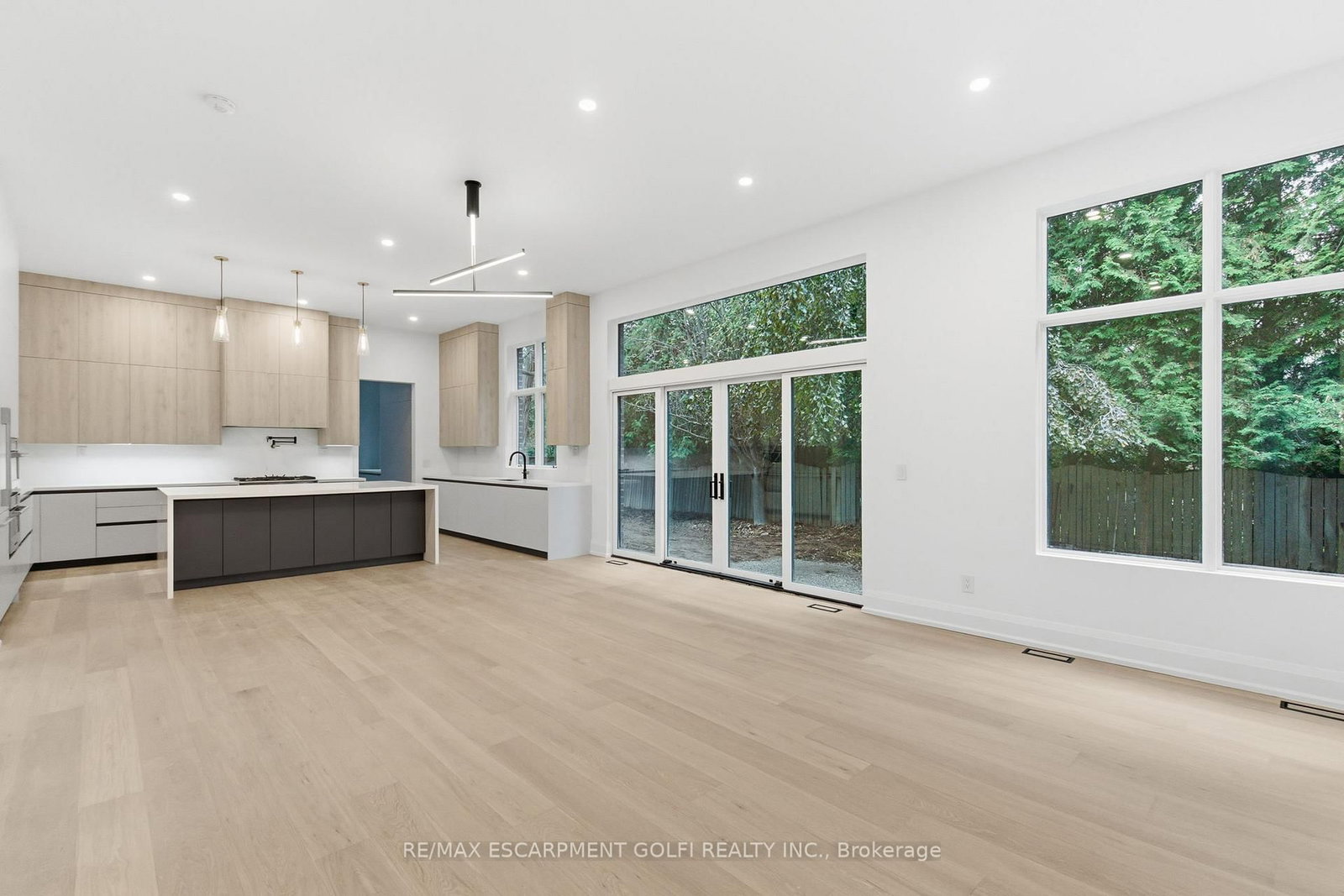 Detached House for sale at 135 Secord Lane, Burlington, Ontario, L7L 2H6 - Shoreacres - MLS: W12566030