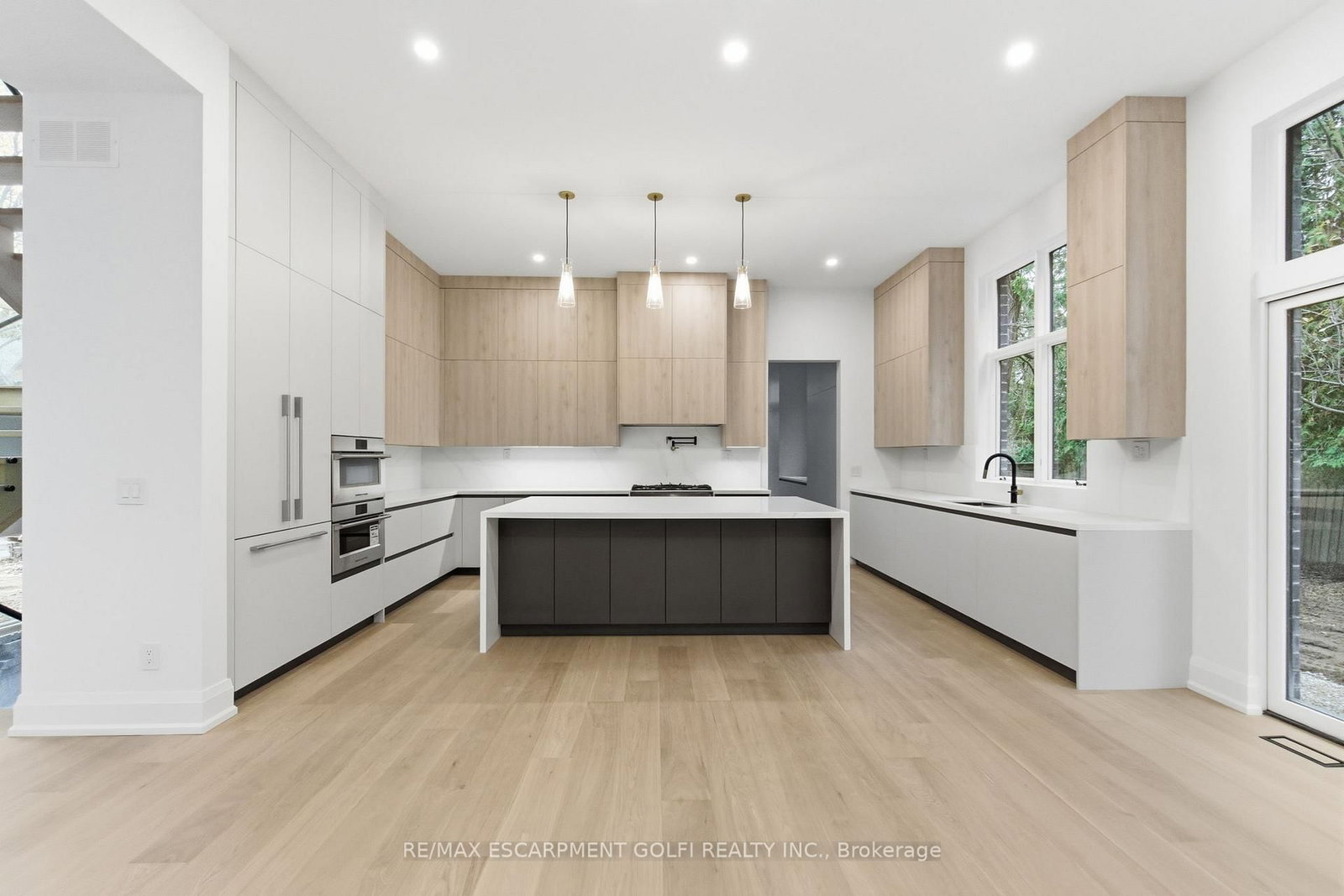 Detached House for sale at 135 Secord Lane, Burlington, Ontario, L7L 2H6 - Shoreacres - MLS: W12566030