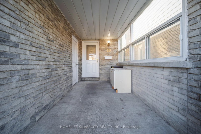 19 Pickard Lane, Brampton, L6Y 2M4 | Image 3