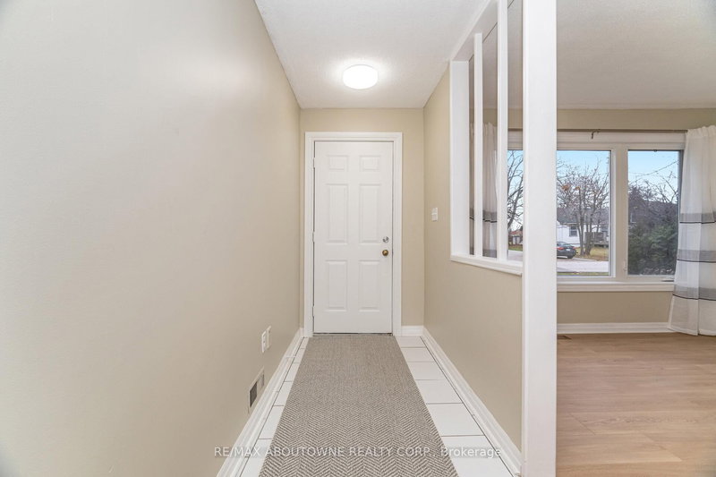 983 Cleta St, Burlington, L7R 3W9 | Image 3