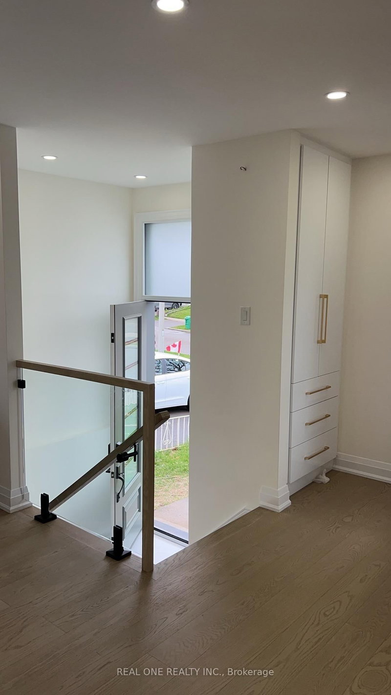 Upper Level - 3366 Strabane Dr, Mississauga, L5C 1W7 | Image 3