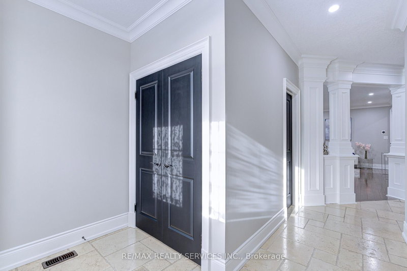 16 Fallgate Dr, Brampton, L6X 0R5 | Image 3