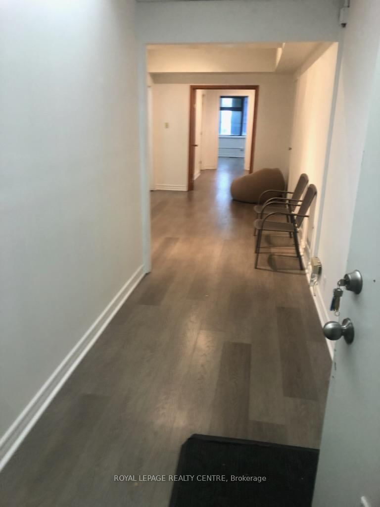 206 - 106 Lakeshore Rd E, Mississauga, L5G 1E3 | Image 2