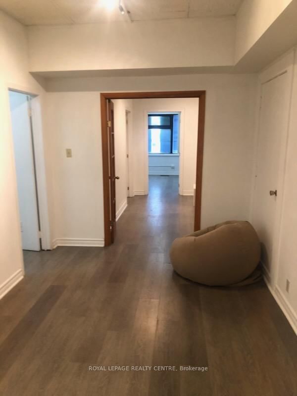 206 - 106 Lakeshore Rd E, Mississauga, L5G 1E3 | Image 3