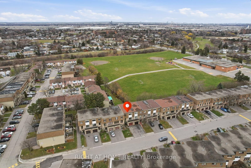 216 Fleetwood Cres, Brampton, L6T 2E6 | Image 2