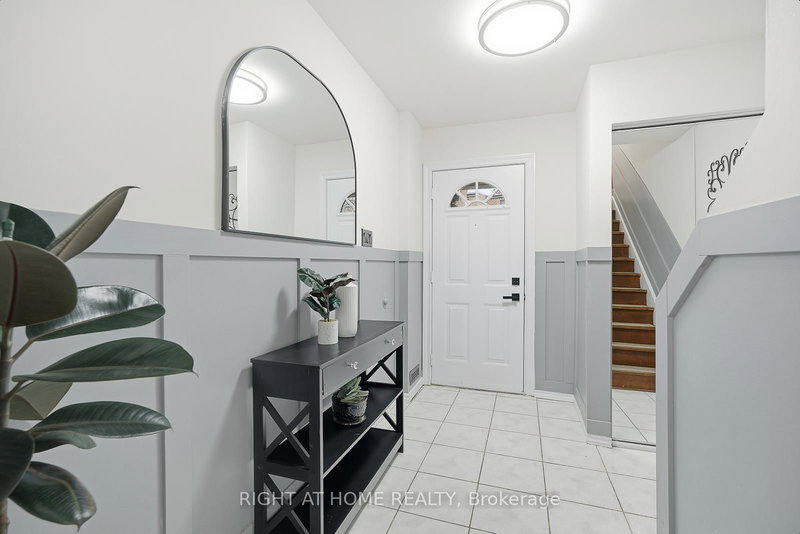 216 Fleetwood Cres, Brampton, L6T 2E6 | Image 3